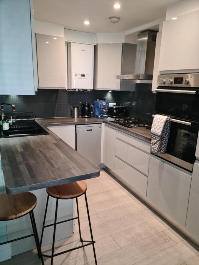 2 Bed Home From Home Apartments Лондон Екстер'єр фото